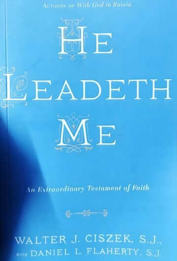 He Leadeth Me by Walter J. Ciszek, S.J with Daniel L. Flaherty, S.J (English) (Paperback).