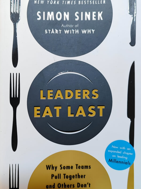Leaders Eat Last by Simon Sinek (English) (Paperback).